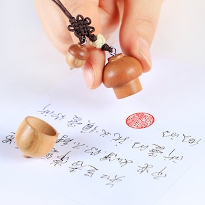 Sigillo pendente in legno di ghianda cinese Chop Seal, sigillo del nome personalizzato cinese, intaglio del sigillo cinese, sigillo quadrato cinese con il tuo nome inciso.