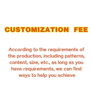 Könnte beinhalten: Text auf weißem Hintergrund, der "CUSTOMIZATION FEE" in gelben Buchstaben lautet. Unter dem Text befindet sich eine Beschreibung der Anpassungsmöglichkeiten und Gebühren.