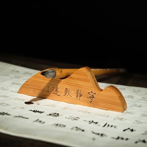 Calligrafia Writing Brush Rack, Chinese Calligraphy Pen Holder, Bamboo Brush Rest / Holder con Mountain Design.
