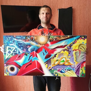 Puede incluir: Un vibrante lienzo de arte graffiti que presenta un paisaje urbano futurista con tonos rojos, azules y amarillos. La obra de arte incluye letras estilizadas, elementos cósmicos y una figura enmascarada, creando una composición dinámica y colorida.