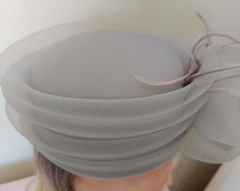 Vintage grey synthetic sinemay hat, grey hat with feathers, 4 sinemay tucks hat, bow on left side hat, formal crepe hat, wedding hat