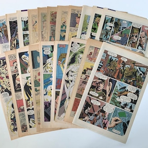 Könnte beinhalten: Eine Sammlung von Vintage-Comic-Seiten mit einem Superhelden in einem weißen Kostüm und einer Gruppe von Soldaten in einer Waldkulisse. Die Seiten sind durch das Alter vergilbt und haben einen abgenutzten, verwitterten Look.