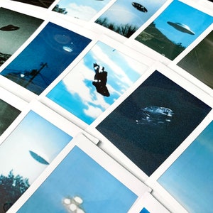 Puede incluir: Una colecci&oacute;n de fotos Polaroid que muestran im&aacute;genes borrosas de objetos voladores no identificados en el cielo. Las fotos est&aacute;n dispuestas en una cuadr&iacute;cula y tienen un borde blanco.