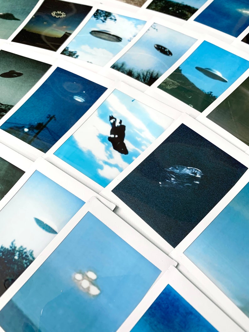Puede incluir: Una colecci&oacute;n de fotos Polaroid que muestran im&aacute;genes borrosas de objetos voladores no identificados en el cielo. Las fotos est&aacute;n dispuestas en una cuadr&iacute;cula y tienen un borde blanco.