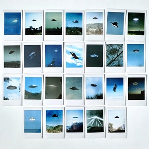 Puede incluir: Una colecci&oacute;n de 36 fotos Polaroid, cada una con una imagen diferente de un OVNI en el cielo. Las fotos est&aacute;n dispuestas en una cuadr&iacute;cula de seis filas y seis columnas.