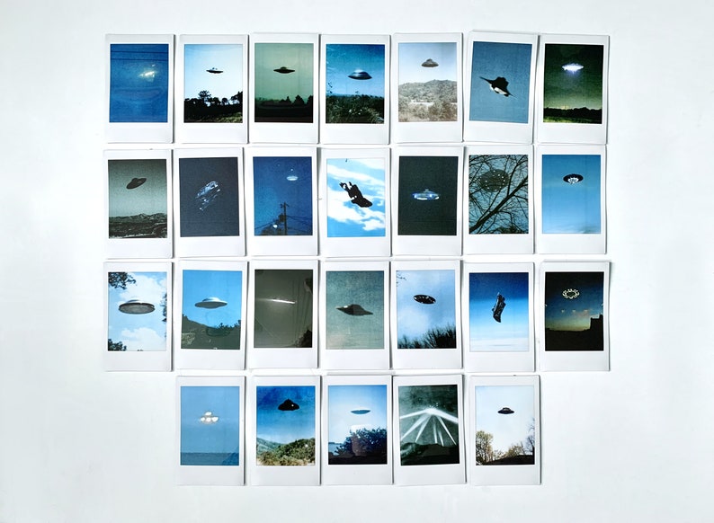 Puede incluir: Una colecci&oacute;n de 36 fotos Polaroid, cada una con una imagen diferente de un OVNI en el cielo. Las fotos est&aacute;n dispuestas en una cuadr&iacute;cula de seis filas y seis columnas.
