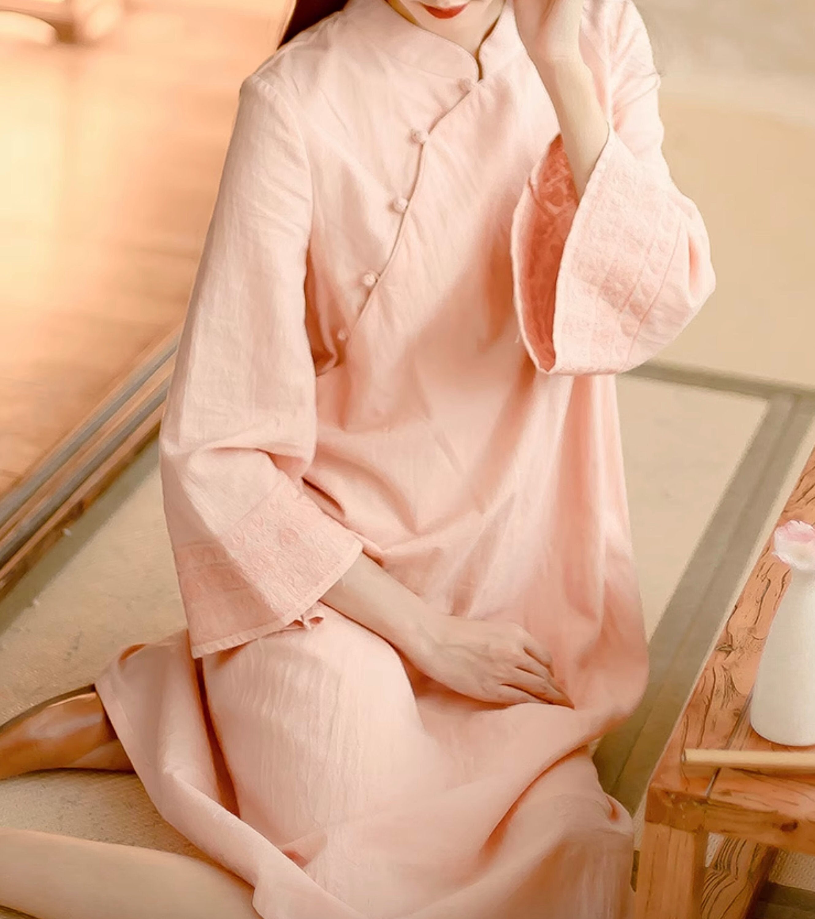 Bambola Bella Del Tessuto In Vestito Tradizionale Rosso Con I Fiori Immagine Stock - Immagine Di - Foto 11