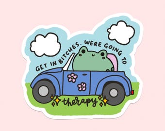 Peut inclure: Un autocollant découpé représentant une grenouille vert clair au volant d'une voiture décapotable bleue avec des fleurs roses. Le texte indique GET IN BITCHES. WERE GOING TO therapy. Le fond montre un ciel bleu avec des nuages et de l'herbe.
