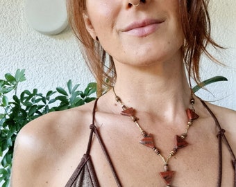Dreieck Halskette aus Jaspis und Messing