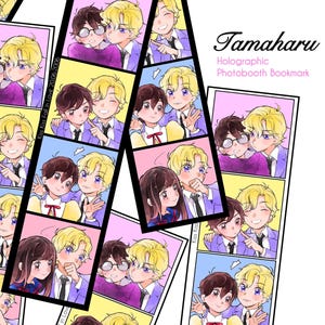 Puede incluir: Un marcapáginas holográfico de fotomatón con varias tiras verticales de ilustraciones estilo anime. Los paneles muestran a dos personajes de cabello castaño y rubio en varias poses sobre fondos rosas y amarillos. Texto Tamaharu.