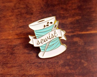 Sewist Pin Badge, Revers Pin, Klosje, Draad, cadeaus voor naaisters, cadeaus voor haar, cadeaus onder de 5, naaicadeaus, machinisten