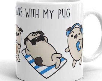 Könnte beinhalten: Weiße Keramik-Tasse mit Cartoon-Möpsen, die Freizeitaktivitäten genießen. Ein Mops trägt eine Sonnenbrille und sonnt sich auf einem blau-weiß gestreiften Handtuch. Die Tasse trägt den Text "PLANS WITH MY PUG" in Schwarz.