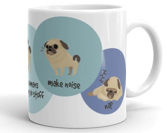 Könnte beinhalten: Weiße Keramiktasse mit Illustrationen von Möpsen in blauen und türkisfarbenen Kreisen. Auf der Tasse stehen die Sätze "omans do stuff", "make noise" und "nap". Die Möpse sind im Cartoon-Stil dargestellt.