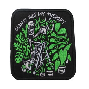 Könnte beinhalten: Schwarzer gestickter Aufnäher mit einem Skelett, das Pflanzen gießt. Der Text "Plants are my therapy" ist um das Skelett herum geschrieben.