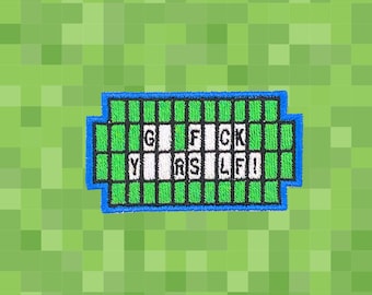Peut inclure: Écusson brodé avec le texte "G FCK YRS LF!" en blanc sur une grille verte, bordé de bleu. Le fond est un motif vert pixélisé.