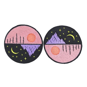 以下が含まれることがあります： 山と森のシーンが刺繍されたアイロン接着パッチ2枚。1枚はピンクとパープルの山が描かれ、黄色い月と星が描かれています。もう1枚はピンクとパープルの森が描かれ、黄色い太陽と星が描かれています。
