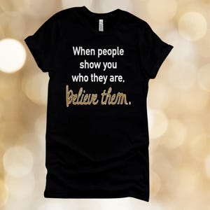 Wenn Menschen dir zeigen, wer sie sind, glaube ihnen T-Shirt, Zitat Shirt, Botschaft Shirt, Grafik Shirt, Baumwollhemd, Unisex Shirt, T-Shirt, T-Shirt