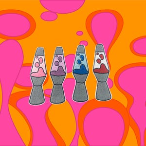 Peut inclure: Quatre écussons brodés représentant des lampes à lave avec de la cire de différentes couleurs : rose, violet, bleu et rouge. Les lampes ont des bases et des sommets gris. Le fond est un motif rétro avec des formes orange, rose et blanches.