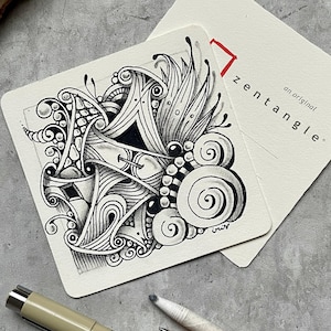 Pode incluir: Uma telha Zentangle quadrada com um design abstrato em preto e branco, com linhas giratórias, pontos e formas geométricas. A telha está ao lado de um cartão em branco com o texto "zentangle" e "an original". Uma caneta Micron e lápis estão em primeiro plano.