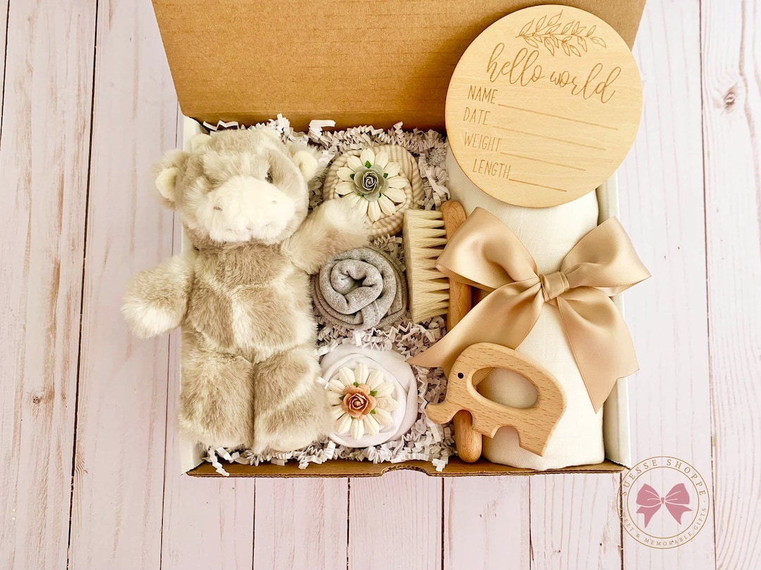 Gender Neutral Baby Gift Box, Plush Rattle, Muslin Blanket Nederland