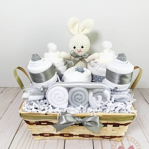 Baby Box Shop Regalos para baby shower para niña, 7 artículos esenciales  para bebés, regalos para niña recién nacida, cesta de regalo de bienvenida