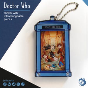 Puede incluir: Un llavero shaker de Doctor Who con dise&ntilde;o de cabina de polic&iacute;a azul y el texto Police Public Call Box. La carcasa de acr&iacute;lico transparente contiene varias figuras peque&ntilde;as e intercambiables, unidas por una cadena de bolas plateada.