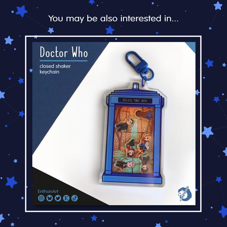 Puede incluir: Un llavero tipo shaker cerrado de Doctor Who con un dise&ntilde;o de cabina de polic&iacute;a azul. El dije de acr&iacute;lico transparente muestra una escena interior impresa con varias figuras peque&ntilde;as. Incluye un cierre de mosquet&oacute;n de pl&aacute;stico azul.