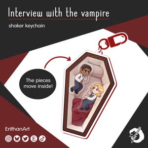 Pode incluir: Um chaveiro shaker transparente com um design de caixão, contendo duas figuras de desenho animado. O chaveiro tem o texto "Interview with the vampire" e "shaker keychain". O texto "The pieces move inside!" também está presente.