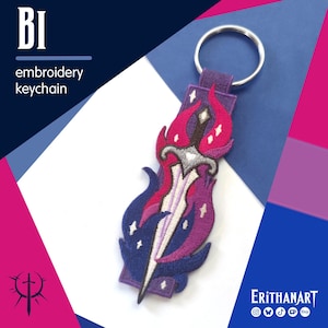 Pode incluir: Um porta-chaves bordado com um design de espada rodeado por chamas cor-de-rosa, roxas e azuis com pequenas estrelas brancas. O porta-chaves tem um anel de metal prateado e inclui o texto BI embroidery keychain e ERITHANART.