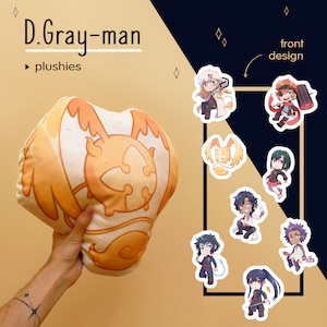 Puede incluir: Una almohada de felpa crema y naranja con un gran diseño de emblema. La imagen también muestra pegatinas de personajes y el texto "D.Gray-man" y "plushies". La almohada está sujeta por una persona.