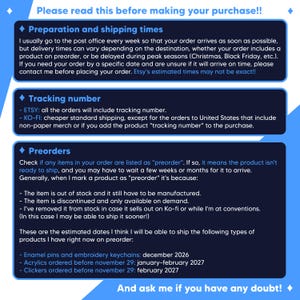 Puede incluir: Un gr&aacute;fico informativo azul con texto blanco titulado Please read this before making your purchase. Detalla los tiempos de preparaci&oacute;n y env&iacute;o, las pol&iacute;ticas de seguimiento y la informaci&oacute;n de pedidos anticipados con fechas para pines y llaveros.