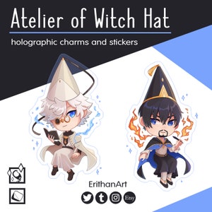 Puede incluir: La imagen presenta dos amuletos holográficos. El texto dice "Atelier of Witch Hat" y "holographic charms and stickers". Un amuleto representa a un mago con túnica y sombrero blancos, sosteniendo un libro. El otro amuleto muestra a un mago con sombrero y capa negros, con llamas.