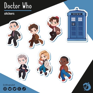 Puede incluir: Un conjunto de pegatinas de "Doctor Who" con ilustraciones de dibujos animados de varios Doctores y una cabina telefónica azul. Las pegatinas muestran a los personajes con diferentes atuendos y poses, con las palabras "Doctor Who" y "stickers" en la parte superior.