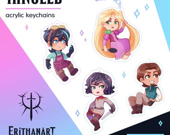 Puede incluir: Cuatro llaveros de acrílico con personajes de dibujos animados de Tangled. Un personaje tiene el pelo largo y rubio, otro lleva gafas y un delantal granate, uno sostiene una espada y el cuarto tiene el pelo castaño. Texto: TANGLED.