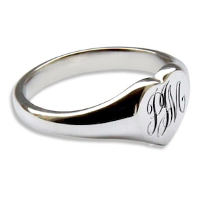 Anillo de sello de corazón para mujer con inicial grabada en plata de ley 925 maciza. A medida, acabado a mano bajo pedido. Totalmente con sello del Reino Unido