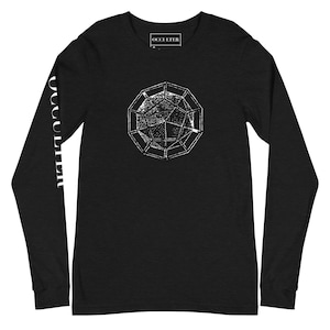 Puede incluir: Camiseta negra de manga larga con un diseño geométrico blanco en la parte delantera y la palabra "OCCULTER" impresa en la manga izquierda.