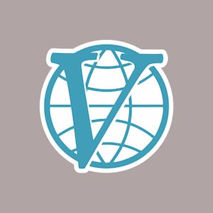 Könnte beinhalten: Ein blauer Buchstabe V in einem weißen Kreis mit blauer Umrandung. Der Kreis hat ein weißes Globus-Design im Inneren.