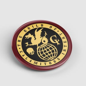 Può includere: Un bottone rotondo, bordeaux, con un emblema dorato e nero. L'emblema presenta un drago, un teschio, un globo e il testo "THE GUILD OF CALAMITOUS INTENT".