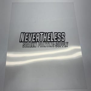 Puede incluir: Una l&aacute;mina transparente para serigraf&iacute;a con el texto "NEVERTHELESS SCREEN PRINTING SUPPLY" en negro y negrita. La l&aacute;mina es rectangular y permite el paso de la luz.