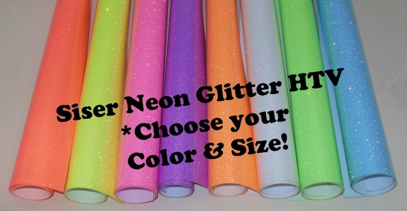 Op de afbeelding: Een selectie neon glitter heat transfer vinyl (HTV) rollen in verschillende kleuren, waaronder oranje, geel, roze, paars, oranje, wit, groen en blauw. De tekst op de afbeelding luidt "Siser Neon Glitter HTV * Kies uw kleur en maat!"