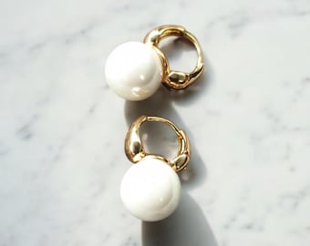 Pendientes de aro de plata de ley chapados en oro con perlas de imitación.