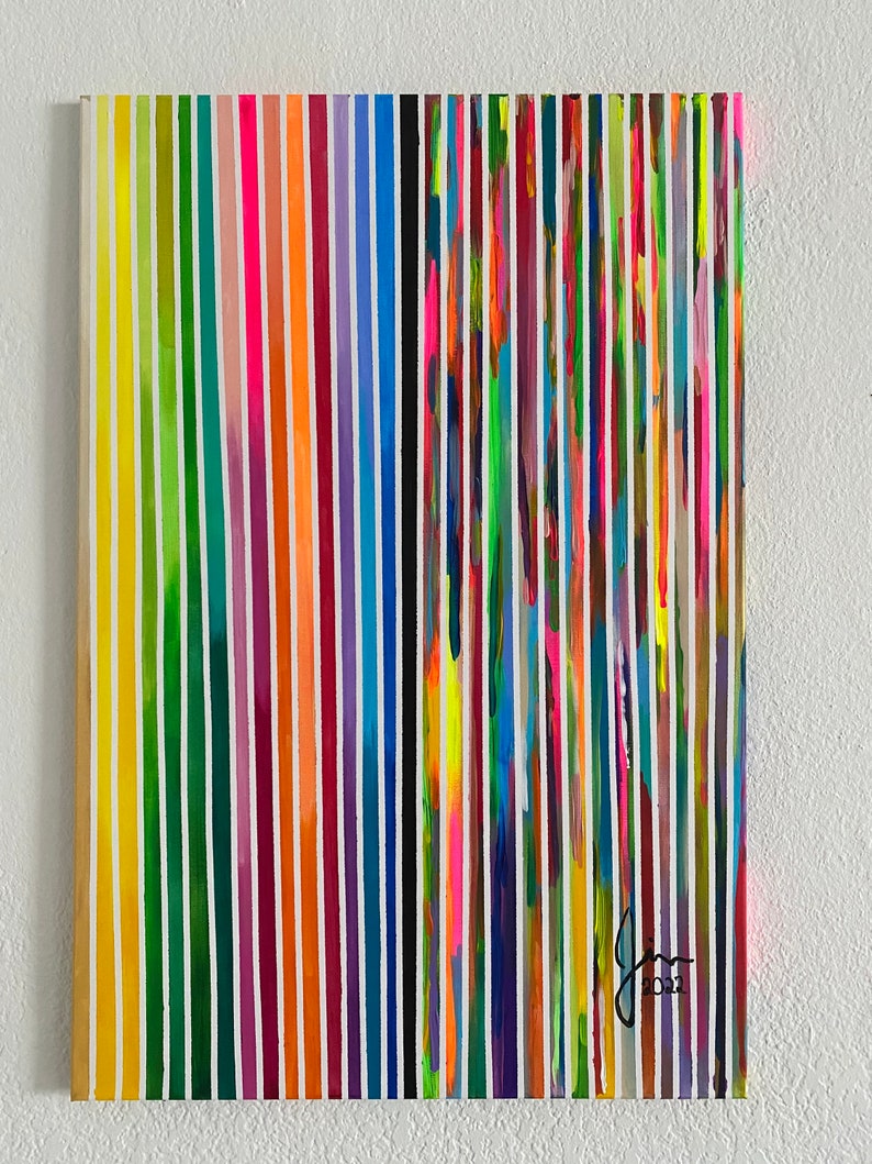 Puede incluir: Pintura abstracta con rayas verticales de varios colores, incluyendo amarillo, verde, azul, morado, naranja, rojo y rosa. Las rayas est&aacute;n pintadas sobre un lienzo blanco y la firma del artista es visible en la esquina inferior derecha.