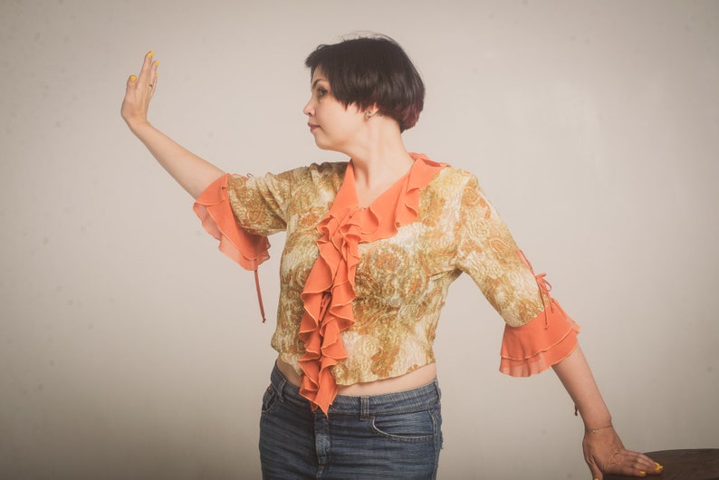 Romantic frilly plus size blouse Jabot V neck blouse in 1970s fashion Vintage ruffle blouse with paisley pattern