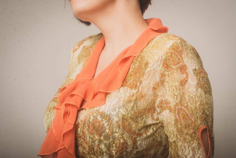 Romantic frilly plus size blouse Jabot V neck blouse in 1970s fashion Vintage ruffle blouse with paisley pattern