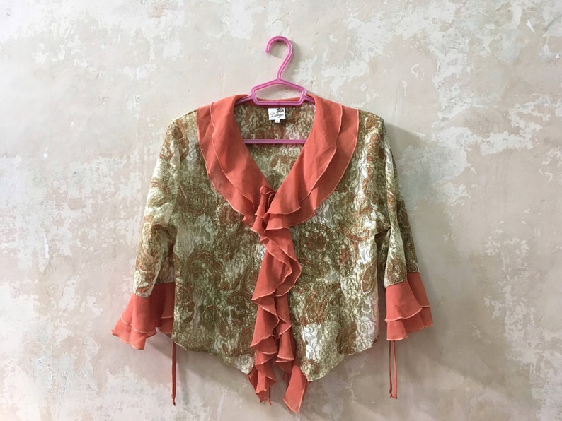 Romantic frilly plus size blouse Jabot V neck blouse in 1970s fashion Vintage ruffle blouse with paisley pattern