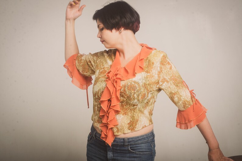 Romantic frilly plus size blouse Jabot V neck blouse in 1970s fashion Vintage ruffle blouse with paisley pattern