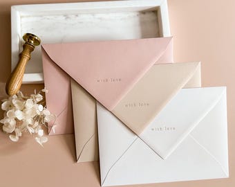Briefumschlag B6 „with Love“ – 5er Set mit goldener Prägung in rosa, beige & weiß