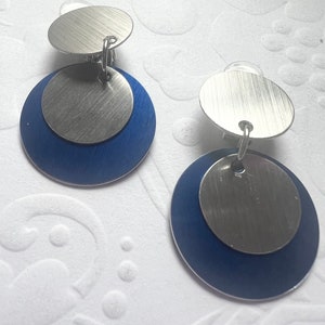 Pendientes circulares de aluminio con leones azules y plateados con clip