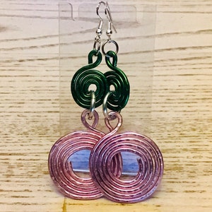 Pink und Grün Ohrringe aus Aluminiumdraht: Sterling Silber Ohrhaken