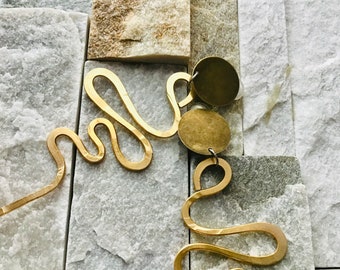 Pendientes de clip con garabatos martillados: aluminio dorado